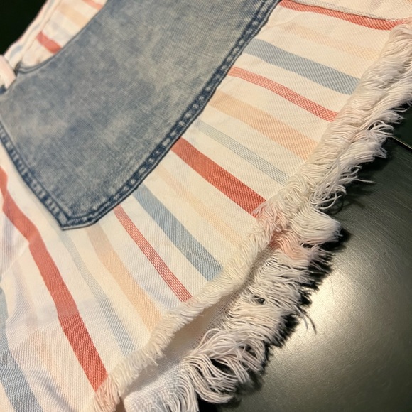American Eagle woman’s Striped Jean Shorts - Picture 5 of 8